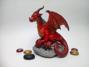 Dragon rouge perché sur un galet