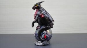 Figurine dragon bronze et rouge sur bille mammouth avec nom en lettres runiques