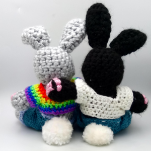 Photograph of crochet amigurumi dressed bunny plush, handmade by Sophie's Art Creations. Photo de peluche amigurumi lapin habillé au crochet, fait main par Sophie's Art Creations.