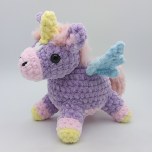 Photograph of amigurumi crochet dragon / unicorn / pony plush, handmade by Sophie's Art Creations. Photo de peluche amigurumi dragon / licorne / poney au crochet, fait main par Sophie's Art Creations.