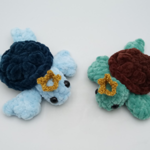 Photograph of crochet amigurumi plush turtles, handmade by Sophie's Art Creations. Photo de peluches amigurumi tortue au crochet, fait main par Sophie's Art Creations.